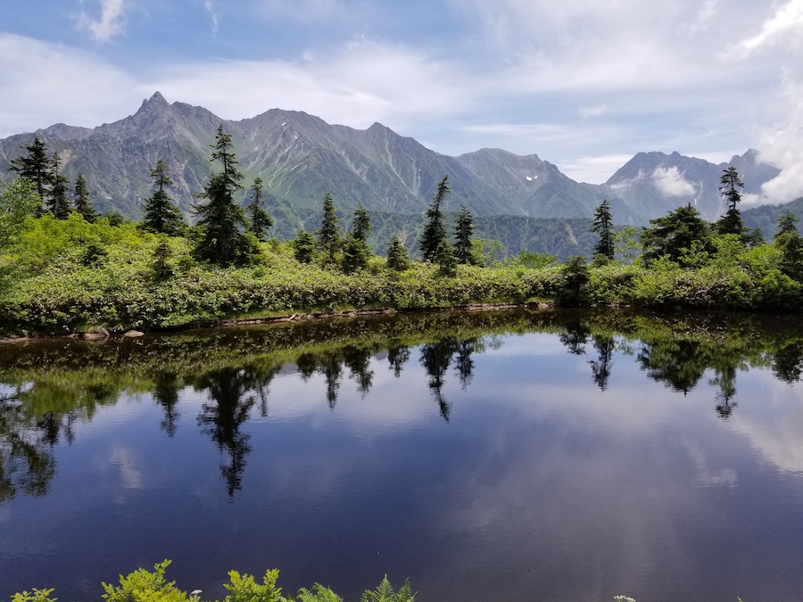 鏡池より槍・穂高連峰を望む