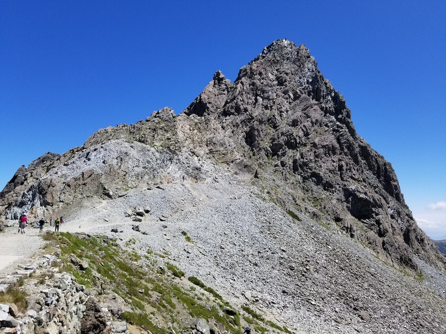 槍ヶ岳山荘より槍ヶ岳を望む