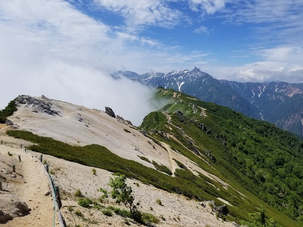 燕山荘から槍ヶ岳を望む