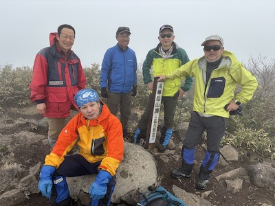 浅草岳頂上（霧の中）　1,585.5m